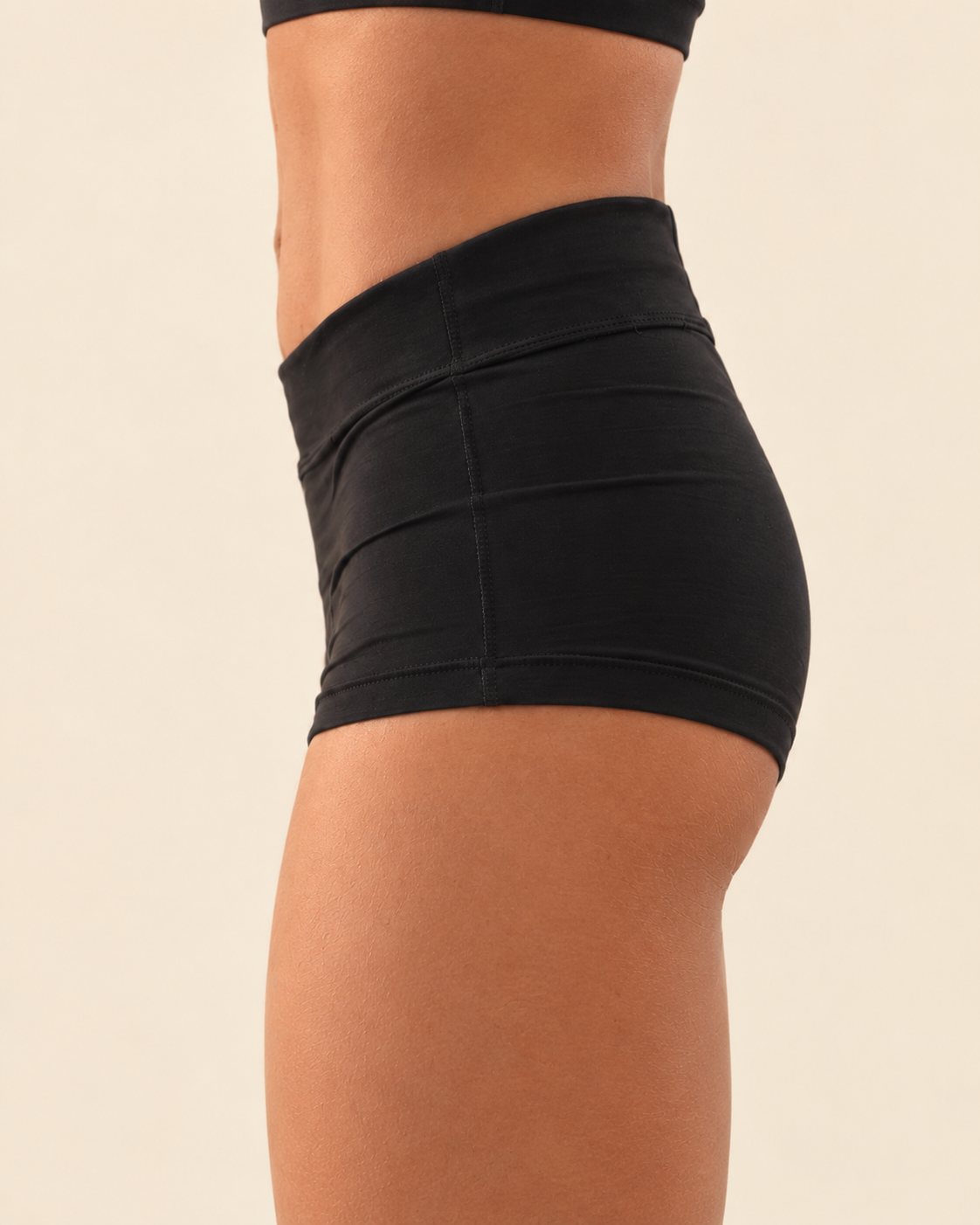 Illustration of the Glute AI checkpoint scan comparison: side view of a woman in black training shorts, first scan beside latest scan